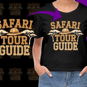 Peut inclure: T-shirt noir avec l'inscription "SAFARI TOUR GUIDE" en police de caractère beige de style vintage. Le motif comprend un chapeau de safari, des arbres et un paysage désertique. Le t-shirt est à col rond.
