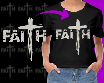 Op de afbeelding: Zwart t-shirt met het woord "FAITH" in versleten witte letters en een bijpassende kruisafbeelding. Het ontwerp is gecentreerd op het shirt. De achtergrond heeft een herhalend patroon van het woord "FAITH" en kruisen.