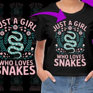 Könnte beinhalten: Schwarzes T-Shirt mit einem rosafarbenen Blumendesign und einer grünen Schlange. Der Text "Just a girl who loves snakes" ist auf das Shirt gedruckt.