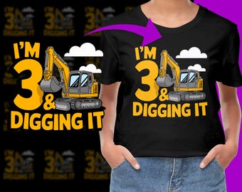 Puede incluir: Una camiseta negra con un número 3 amarillo y una excavadora de dibujos animados. El texto "I'm 3 & Digging It" está impreso en la camiseta.
