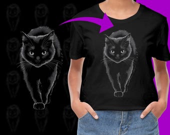 Op de afbeelding: Zwart T-shirt met een wit silhouet van een zwarte kat die naar de kijker loopt.