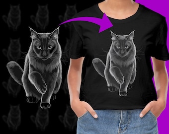 Op de afbeelding: Zwart T-shirt met een witte omtrek van een zwarte kat op de voorkant. De kat kijkt de kijker recht aan met een serieuze uitdrukking.