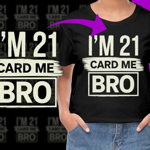 Op de afbeelding: Zwart T-shirt met witte tekst die "I'm 21 Card Me Bro" zegt.