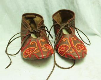 Handmade Viking Leather Shoes - Embroidered Haithabu Style MA-40 Medieval Footwear - Historical Reenactment Shoes
