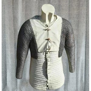 Mittelalterlicher Gambeson mit abnehmbaren Kettenärmeln - LARP Rüstung für Halloweenevents