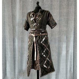 Gambesão medieval acolchoado em algodão - Armadura acolchoada com detalhes em couro marrom MA-90 - Cosplay LARP masculino