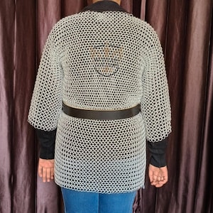 Size chart for aluminum chainmail hauberk including chest measurements and sleeve lengths in inches and cm.