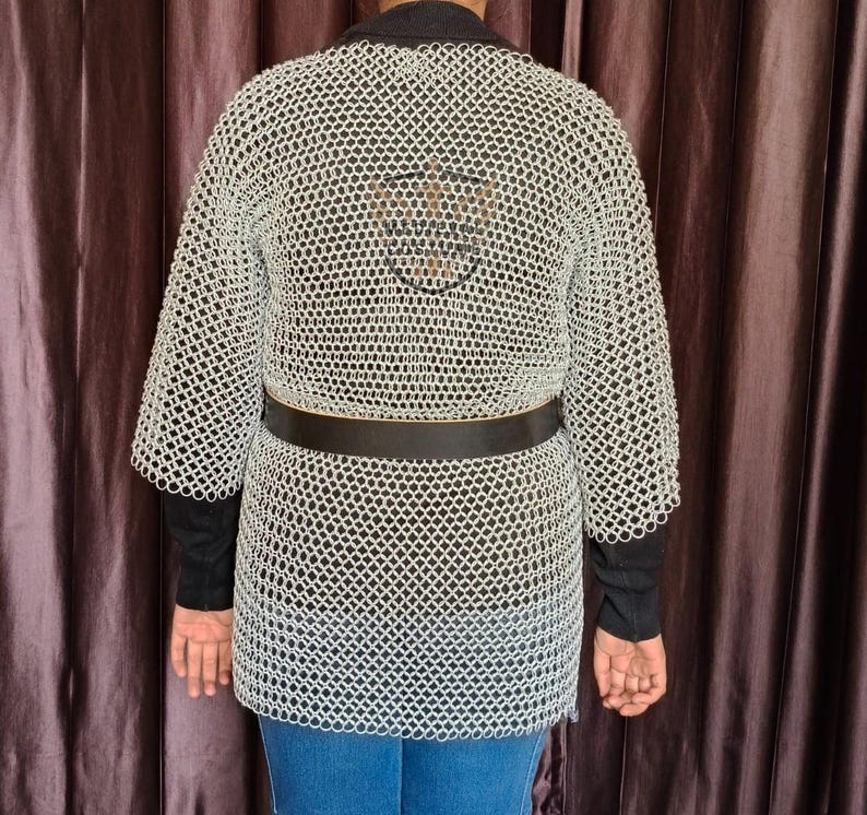 Size chart for aluminum chainmail hauberk including chest measurements and sleeve lengths in inches and cm.