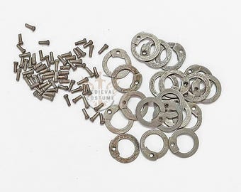 Płaskie stalowe pierścienie z okrągłymi nitami: naprawa średniowiecznej kolczugi, wykończenie naturalne – wydarzenia z okazji Halloween