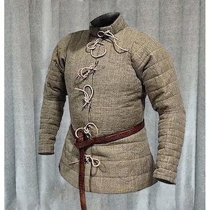 Gambesón acolchado: Gambesón medieval de manga larga con cordones.