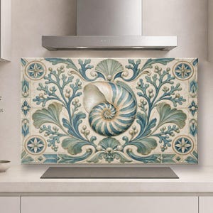 Puede incluir: Un panel rectangular para salpicadero de cocina que presenta un motivo central de concha de nautilo rodeado por volutas de hojas de acanto azules y verdes simétricas y acentos florales sobre un fondo crema con un diseño de borde decorativo.