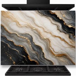 Puede incluir: Un panel protector de cocina rectangular con un patrón de mármol de ondas fluidas en negro, blanco y gris, acentuado por vetas de oro metálico. El panel está colocado detrás de una estufa de gas negra con tres quemadores y una campana extractora.
