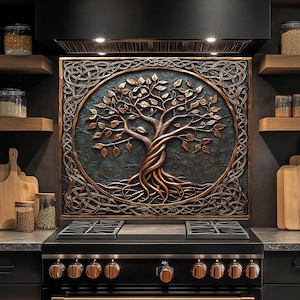 Op de afbeelding: Een vierkant metalen wandpaneel met een verhoogde koperkleurige levensboomsculptuur in een cirkelvormig frame. De achtergrond heeft een donkere, getextureerde blauwgroene afwerking, omringd door een ingewikkelde, in reliëf gemaakte Keltische knooprand.