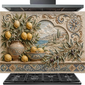 Puede incluir: Un panel decorativo para salpicadero de cocina con una escena esculpida en alto relieve de un limonero en un jarrón de cerámica, un cuenco de limones y una rama de olivo. El fondo representa un paisaje costero mediterráneo con edificios.