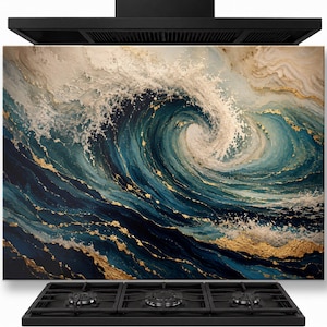 Puede incluir: Un panel protector de cocina rectangular con un diseño abstracto de ola oceánica en azul marino profundo, verde azulado y blanco, acentuado con vetas doradas metálicas. El panel está colocado detrás de una estufa de gas de tres quemadores.