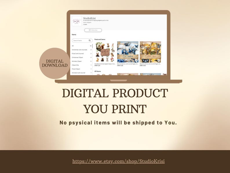 Pu&ograve; includere: Annuncio di prodotti digitali con un laptop che mostra un negozio Etsy. Il testo recita "PRODOTTO DIGITALE DA STAMPARE" con un'etichetta "DOWNLOAD DIGITALE". Il negozio offre articoli digitali come diari e clip art.