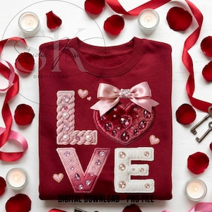 Op de afbeelding: Een bordeauxrode sweatshirt met het woord "LOVE" op de voorkant geborduurd. De "L" is roze met parels, de "O" is een hart met edelstenen, de "V" is roze en de "E" is wit met edelstenen. De woorden "DIGITALE DOWNLOAD - PNG-BESTAND" staan onderaan.