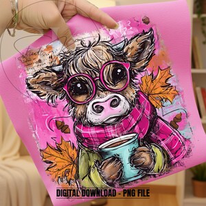Preppy Brushstroke Coquette Highland Cow PNG, słodka jałówka w modnych okularach i sublimacja mrożonej kawy, jesienny clipart ze zwierzętami gospodarskimi