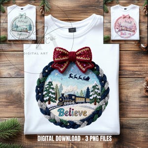Puede incluir: Camiseta blanca con un diseño festivo que presenta un tren, árboles de Navidad y la inscripción "Believe". Un lazo rojo con detalles dorados se encuentra encima de un diseño de corona circular. La camiseta tiene cuello redondo y es adecuada para la temporada navideña.