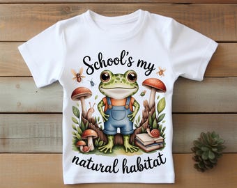 Graziosa rana studentessa in formato PNG, design digitale "La scuola è il mio habitat naturale", grafica di una rana per il ritorno a scuola, maglietta divertente per bambini con insegnante, download immediato