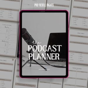 Może przedstawiać: Cyfrowy planer podcastów wyświetlany na tablecie z różową obwódką. Ekran pokazuje mikrofon przed laptopem z napisem "the PODCAST PLANNER" dużymi białymi literami. Drukarki stron planera otaczają tablet.
