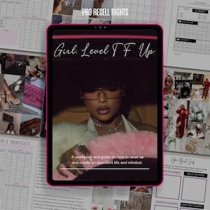 Peut inclure: Une tablette rose affiche un cahier d'exercices intitulé "Girl. Level TF Up" avec une femme portant des lunettes. Le cahier promet des conseils pour créer une vie et un état d'esprit abondants. Des feuilles de budget et des images inspirantes entourent la tablette.