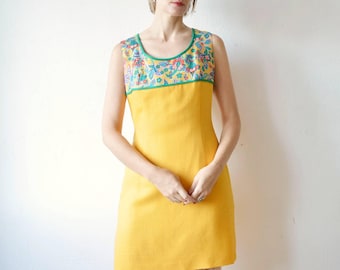 60s yellow sleeveless shift dress with floral print panel - medium