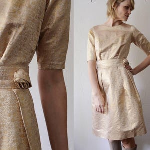 Vestido de festa longo com brocado dourado dos anos 50 e 60, comprimento até o joelho, com cinto decorado com botões de rosa - pequeno a médio