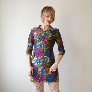 Mönstrad miniklänning med glitterknappar och lurex från 60-talet – liten till medium