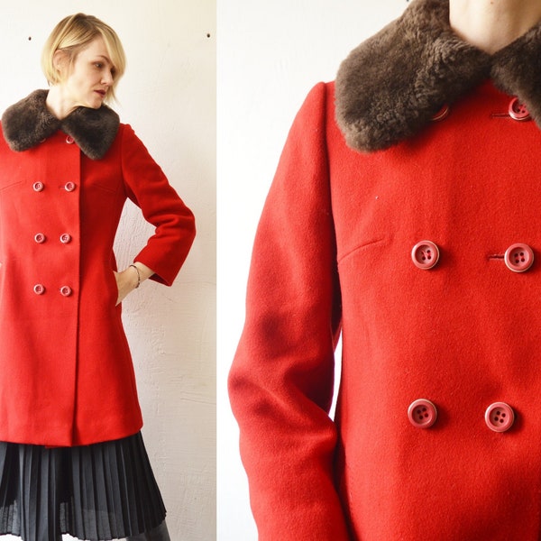 Manteau d'hiver croisé en laine rouge des années 60-70 avec col en fourrure de mouton - moyen, petit