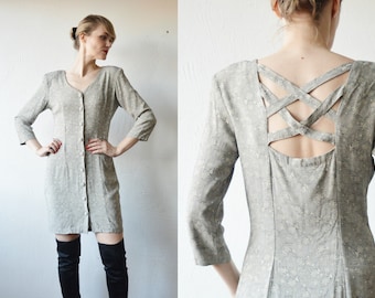 Jaren 90 slouch pastel grijs patroon knop voorkant mini jurk met cross strap achterkant - medium