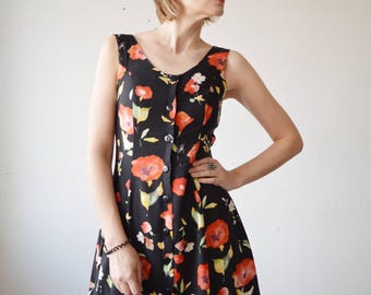 90s schwarz geblümtes ärmelloses Skater Sommerkleid mit Knopfleiste