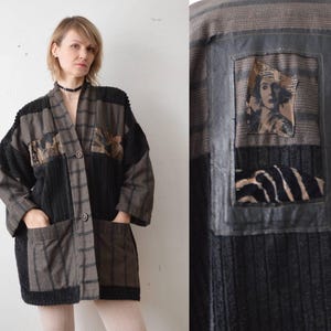 Puede incluir: Chaqueta patchwork vintage en tonos negros, marrones y grises. La chaqueta presenta una mezcla de texturas, incluyendo pana y tela estampada. Tiene cuello, dos bolsillos delanteros y un diseño único en la espalda con un retrato y estampado de cebra.