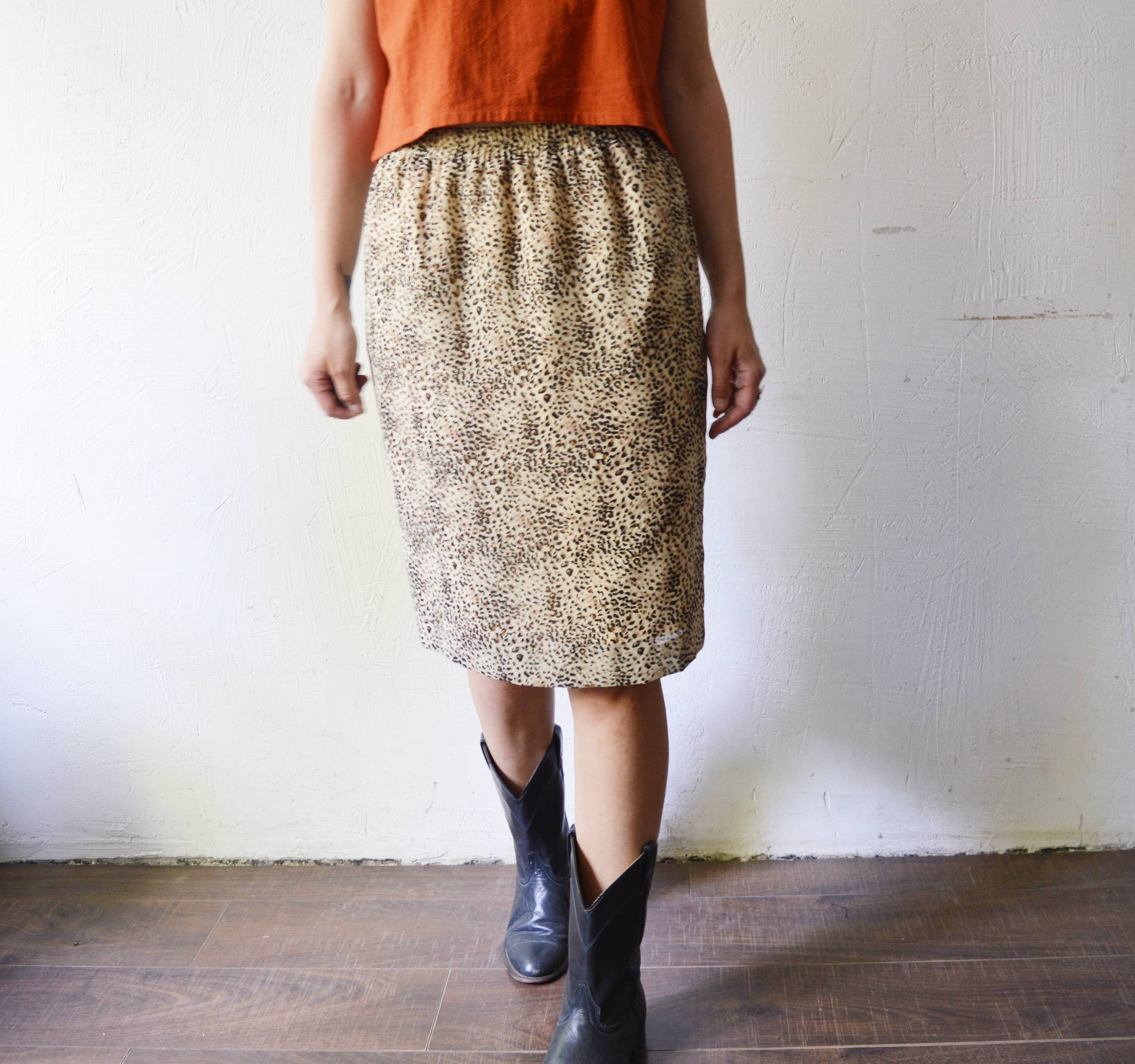 Gonna a tubino in chiffon al ginocchio con stampa animalier leopardata in vita alta elastica anni '80 - Italia Gonna a tubino in chiffon al ginocchio con stampa animalier leopardata in vita alta elastica anni '80 - Italia