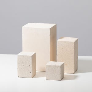 Smyckesdisplayblock, texturerad betongpiedestal för butiksmonter