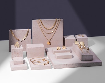 Conjunto de exhibición de joyería de hormigón: Accesorios modernos para fotografía comercial