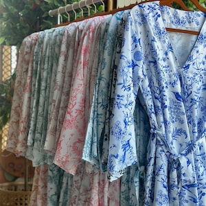 Batas de tela Imperial Garden - Batas estilo chinoiserie / Estampado azul y blanco inspirado en porcelana oriental - Trajes de dama de honor para prepararse