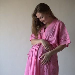 Roze eyelet buttoned ziekenhuisjurk levering Kaftan Perfect als bevalling verpleegkundige jurk om moeders baby douche foto prop