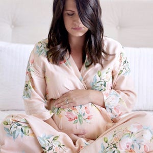Szlafrok ciążowy Premium Blush Dreamy Angel Song o długości do kostek | Koszula szpitalna, Koszula porodowa, Koszula do porodu, dla matek karmiących, Koszula ciążowa