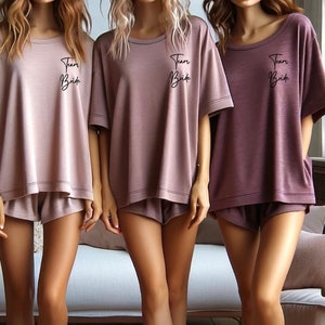 Pigiama da sposa personalizzato minimalista in morbido jersey elasticizzato - Oltre 25 colori disponibili - Taglie Xsmall-5XL disponibili - Pigiama per damigelle d'onore
