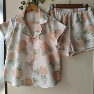 Neue Hortensien PJs - Pj Sets mit gekerbtem Kragen im blühendem Hortensien Muster - Brautjungfern Pjs Bild 7