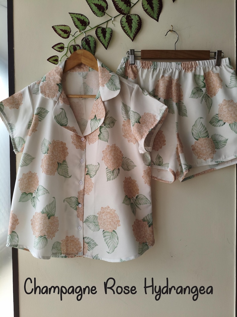 Neue Hortensien PJs - Pj Sets mit gekerbtem Kragen im blühendem Hortensien Muster - Brautjungfern Pjs Bild 7