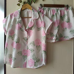 Neue Hortensien PJs - Pj Sets mit gekerbtem Kragen im blühendem Hortensien Muster - Brautjungfern Pjs Bild 13