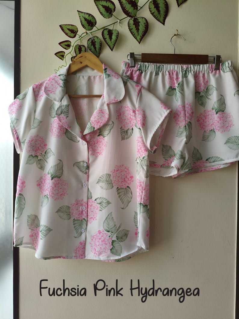 Neue Hortensien PJs - Pj Sets mit gekerbtem Kragen im blühendem Hortensien Muster - Brautjungfern Pjs Bild 13