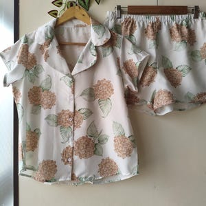 Neue Hortensien PJs - Pj Sets mit gekerbtem Kragen im blühendem Hortensien Muster - Brautjungfern Pjs Bild 8