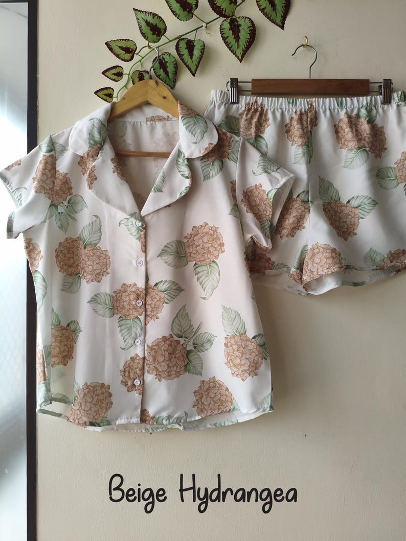 Neue Hortensien PJs - Pj Sets mit gekerbtem Kragen im blühendem Hortensien Muster - Brautjungfern Pjs Bild 8