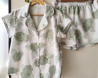 Nowe piżamy Hortensja – piżamy z kołnierzykiem w kształcie karbu, wzór kwitnących hortensji – piżamy dla druhen