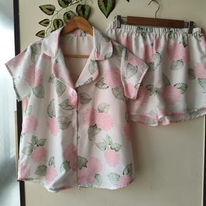 Neue Hortensien PJs - Pj Sets mit gekerbtem Kragen im blühendem Hortensien Muster - Brautjungfern Pjs Bild 11