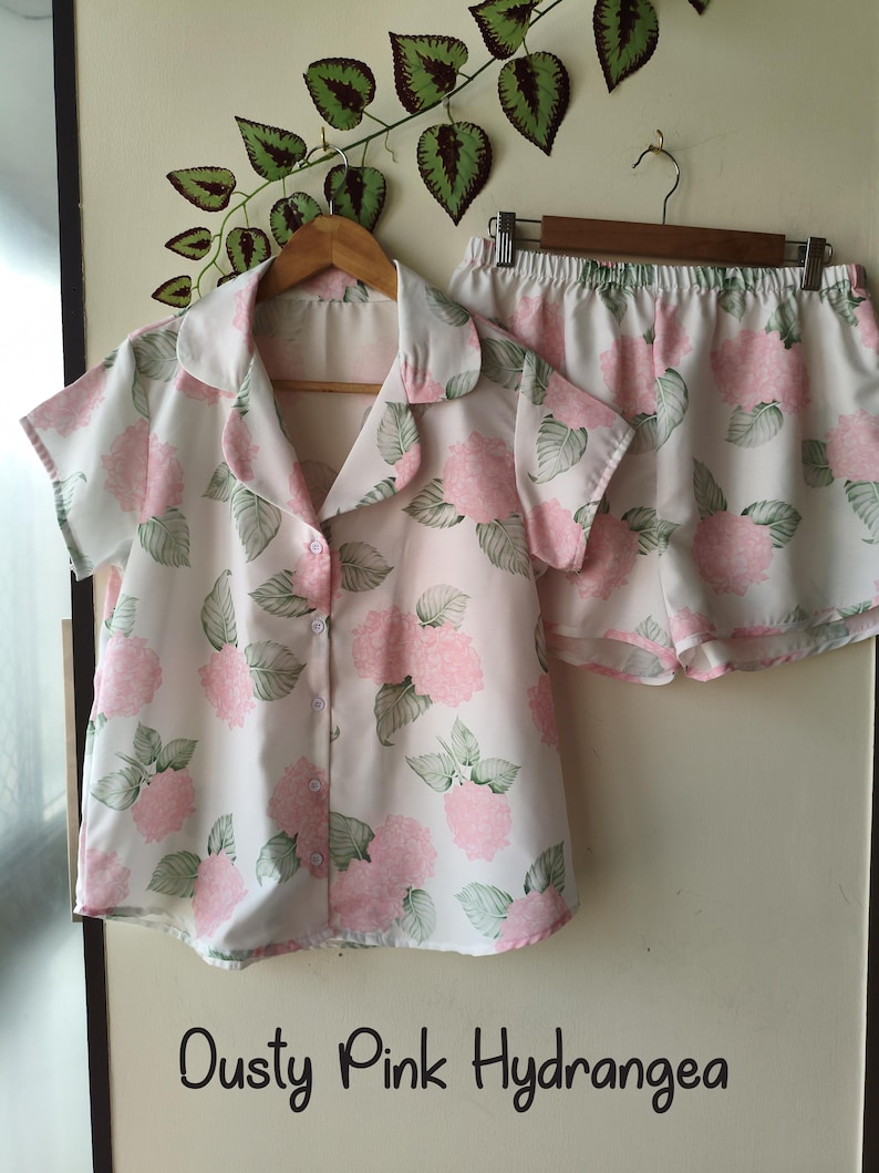 Neue Hortensien PJs - Pj Sets mit gekerbtem Kragen im blühendem Hortensien Muster - Brautjungfern Pjs Bild 11