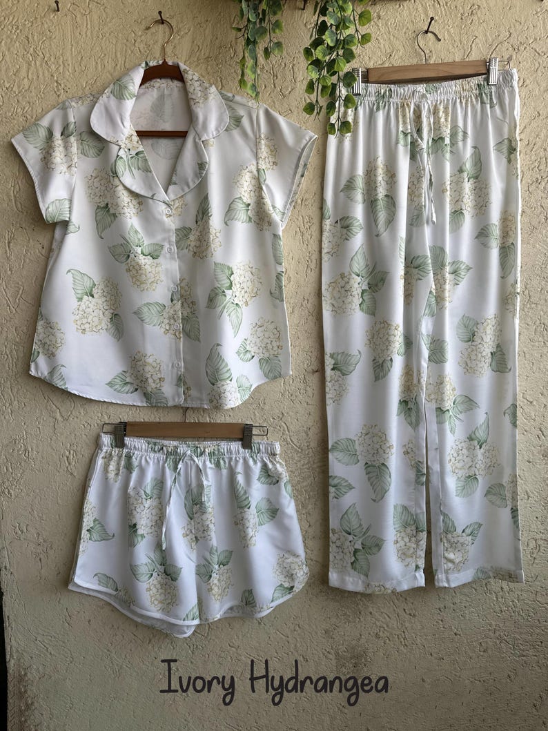 Neue Hortensien PJs - Pj Sets mit gekerbtem Kragen im blühendem Hortensien Muster - Brautjungfern Pjs Bild 5